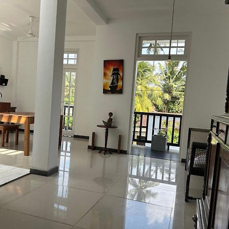 White House & Sea Food Restaurant Hostel Hikkaduwa Bagian luar foto