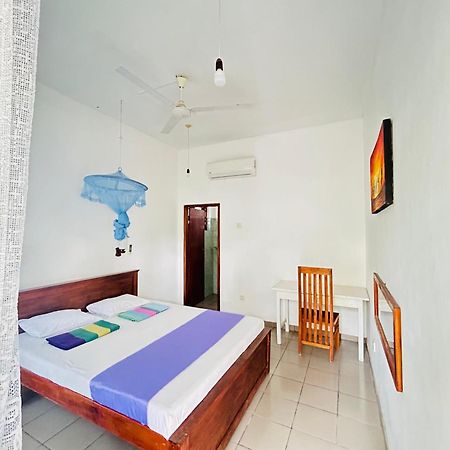 White House & Sea Food Restaurant Hostel Hikkaduwa Bagian luar foto