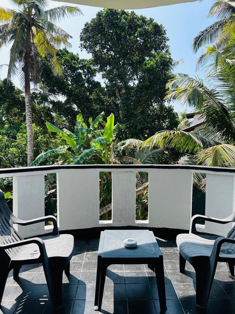 White House & Sea Food Restaurant Hostel Hikkaduwa Bagian luar foto