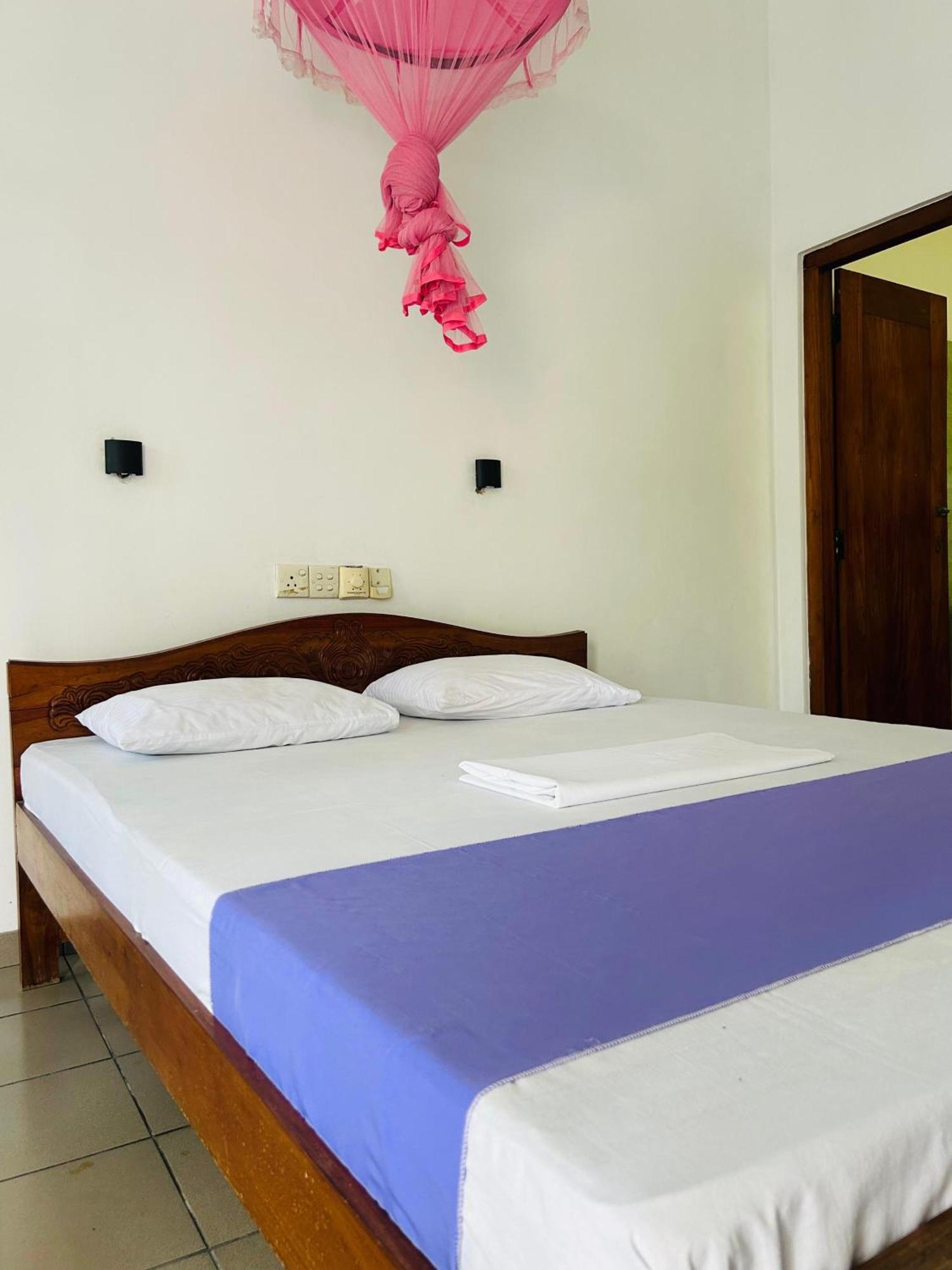 White House & Sea Food Restaurant Hostel Hikkaduwa Bagian luar foto