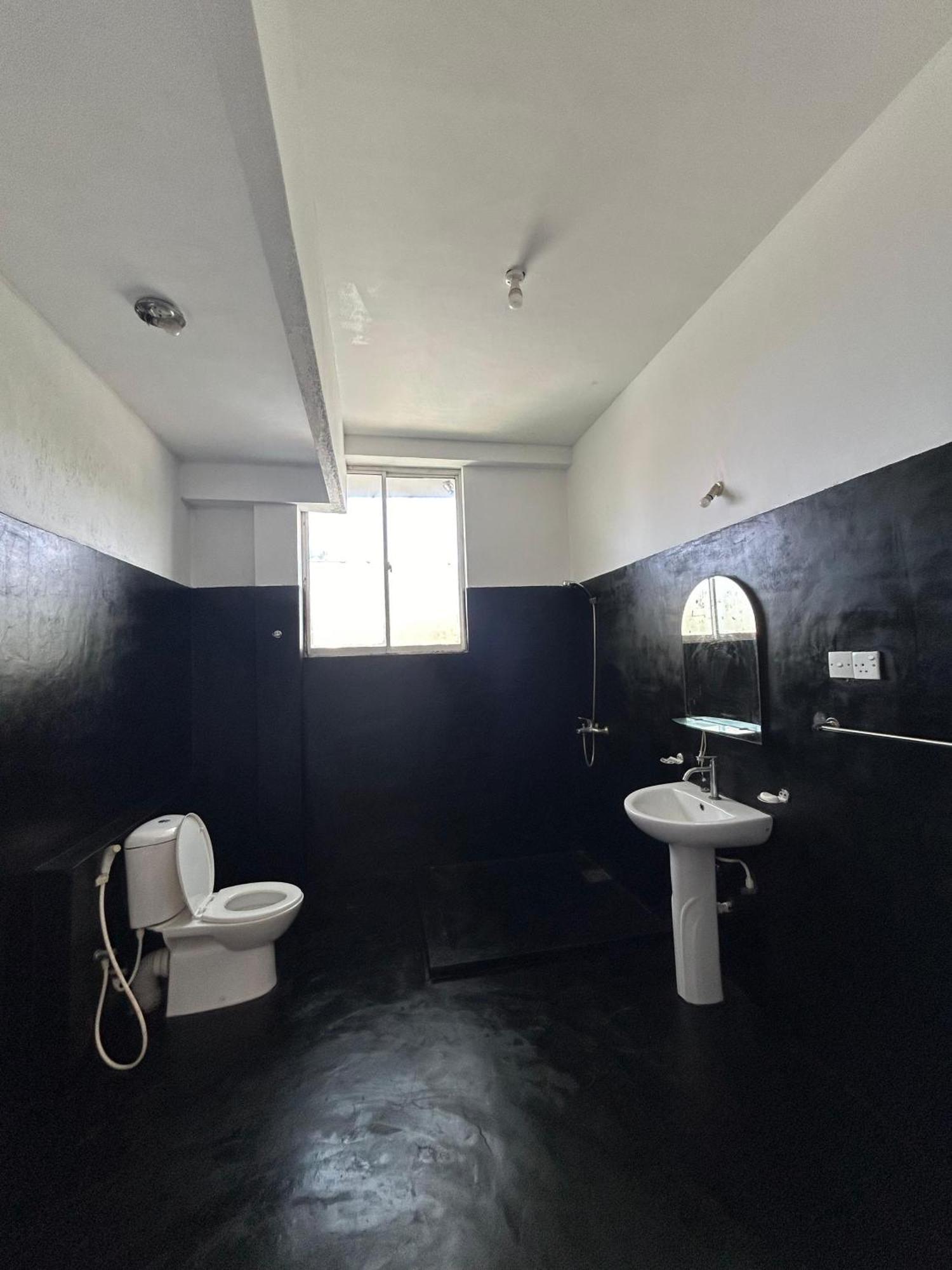 White House & Sea Food Restaurant Hostel Hikkaduwa Bagian luar foto