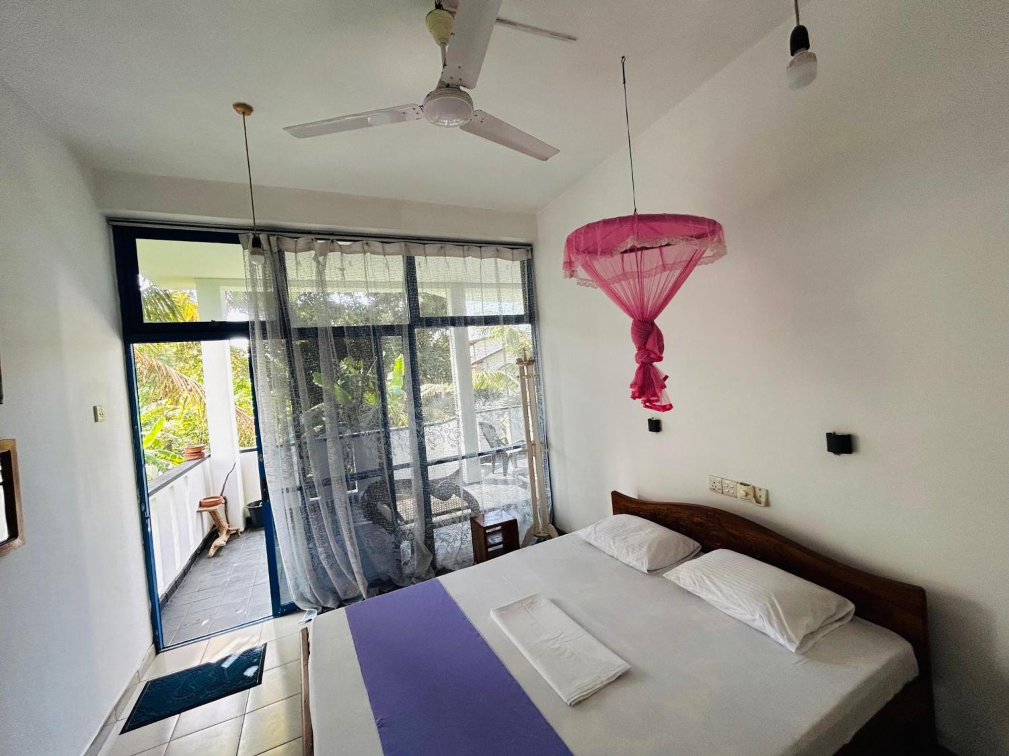 White House & Sea Food Restaurant Hostel Hikkaduwa Bagian luar foto