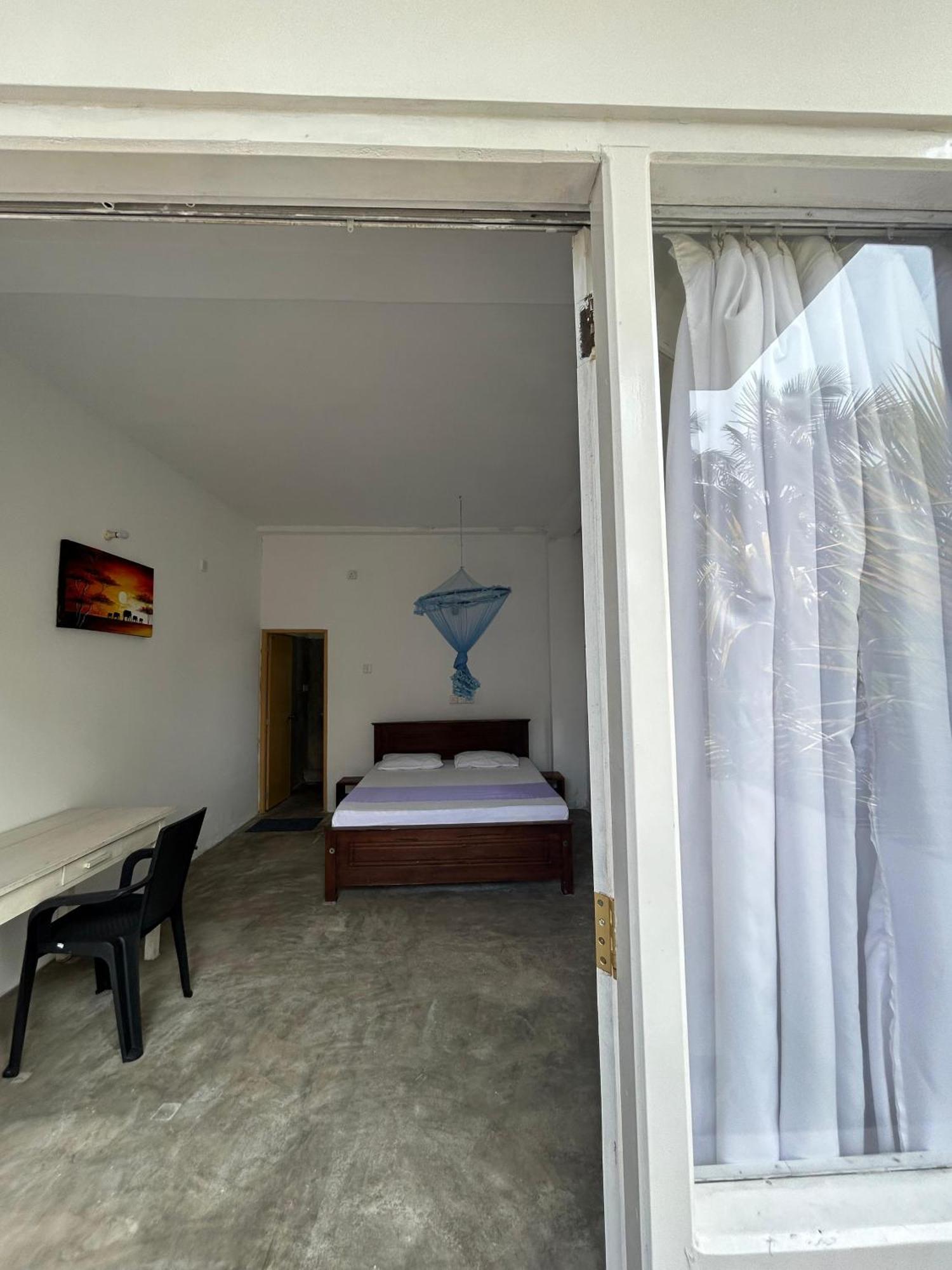 White House & Sea Food Restaurant Hostel Hikkaduwa Bagian luar foto
