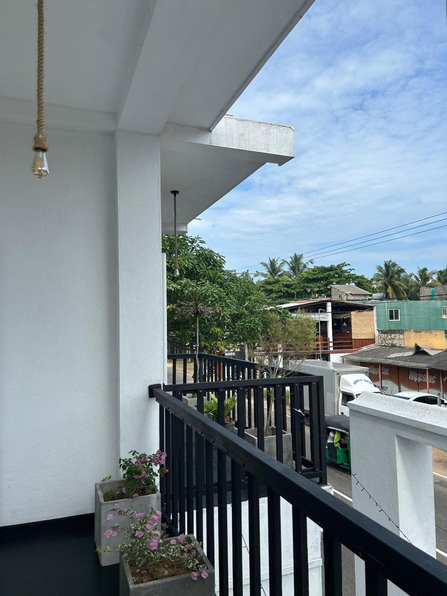 White House & Sea Food Restaurant Hostel Hikkaduwa Bagian luar foto